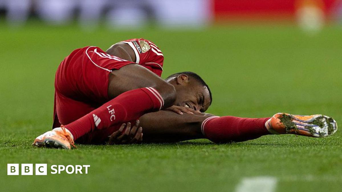 Alexander Isak holding his knee