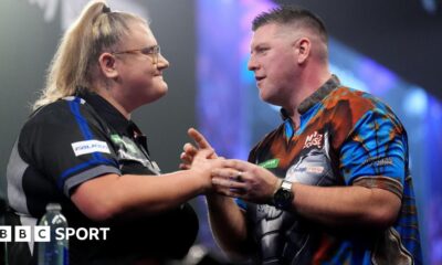Daryl Gurney shakes hands with Beau Greaves
