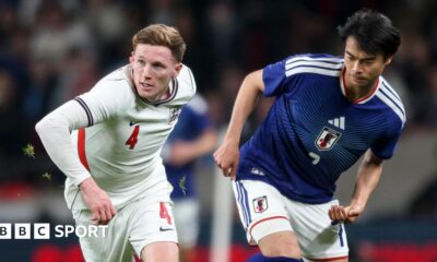 Elliot Anderson of England holds off Kaoru Mitoma of Japan during the international friendly match at Wembley Stadium