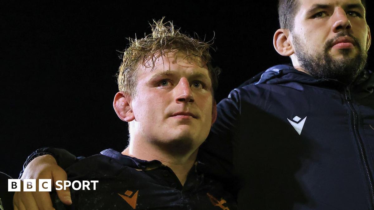 Jac Morgan in Ospreys' post-match huddle after beating Sharks