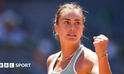 Aryna Sabalenka raises her fist after beating Naomi Osaka