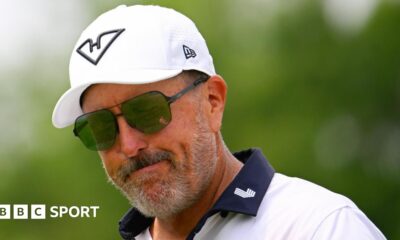 Phil Mickelson eyes a shot