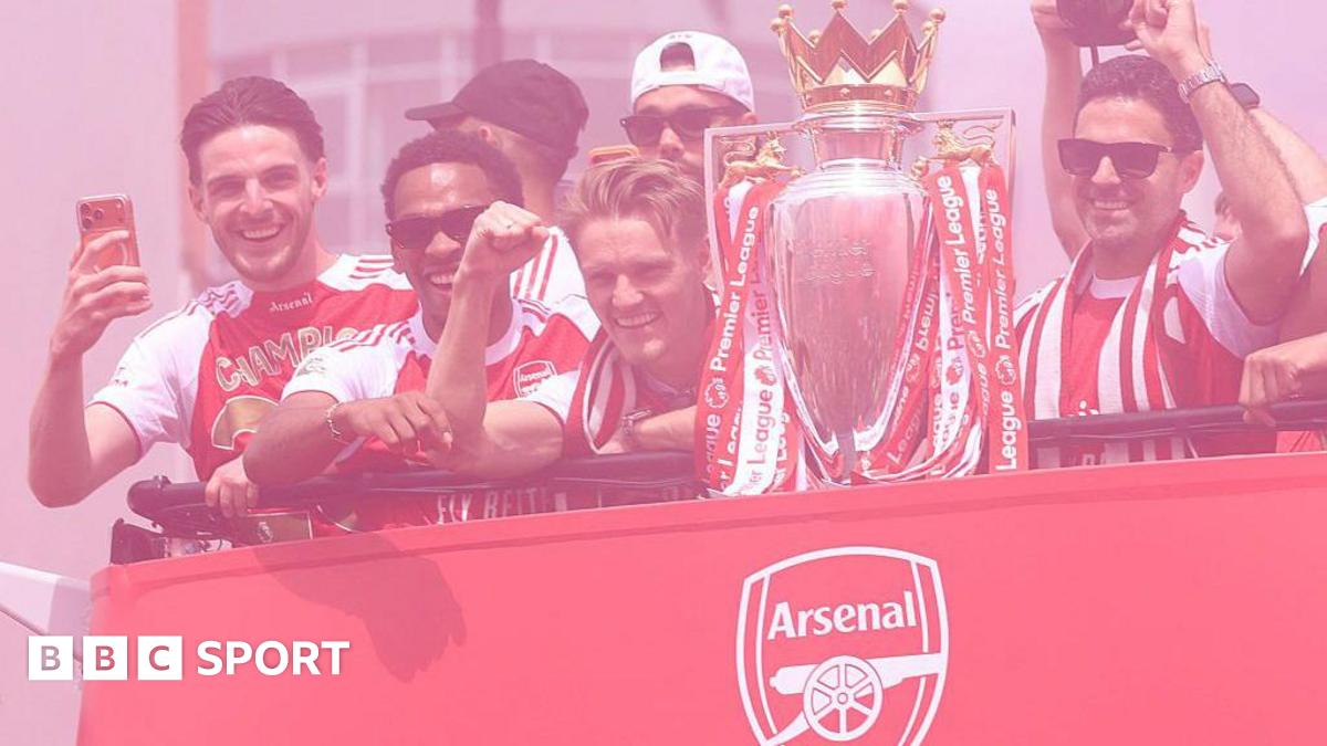 Arsenal players and manager Mikel Arteta with the Premier League trophy