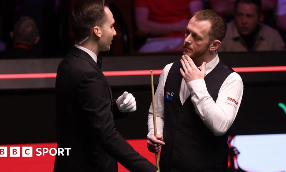 Mark Allen and referee Marcel Eckardt