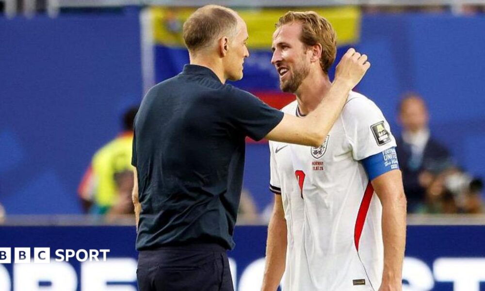 Harry Kane talks with Thomas Tuchel on the pitch