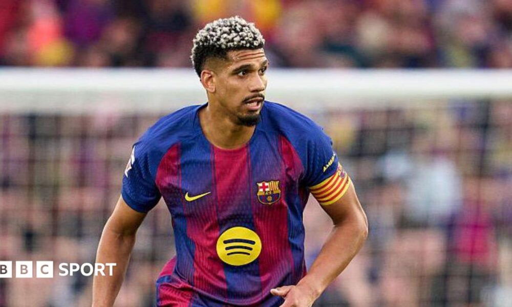 Ronald Araujo looks on while playing for Barcelona against Espanyol in April 2026