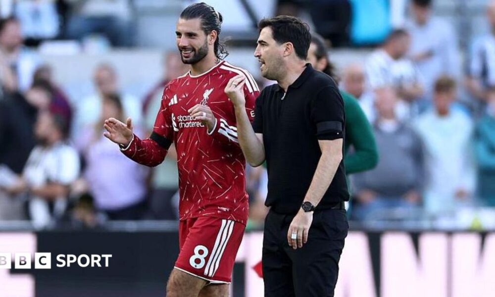 Andoni Iraola and Dominik Szoboslai