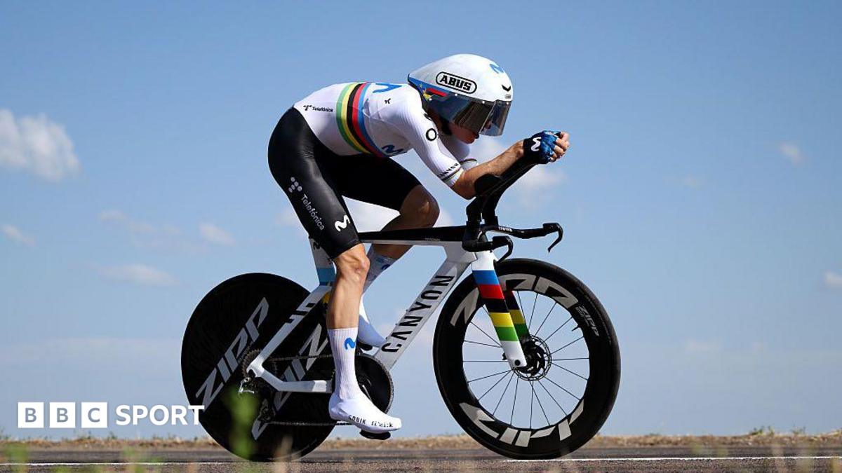 Marlen Reusser of Switzerland and Team Movistar competes during the Tour de France Femmes time trial stage from Gevrey-Chambertin to Dijon