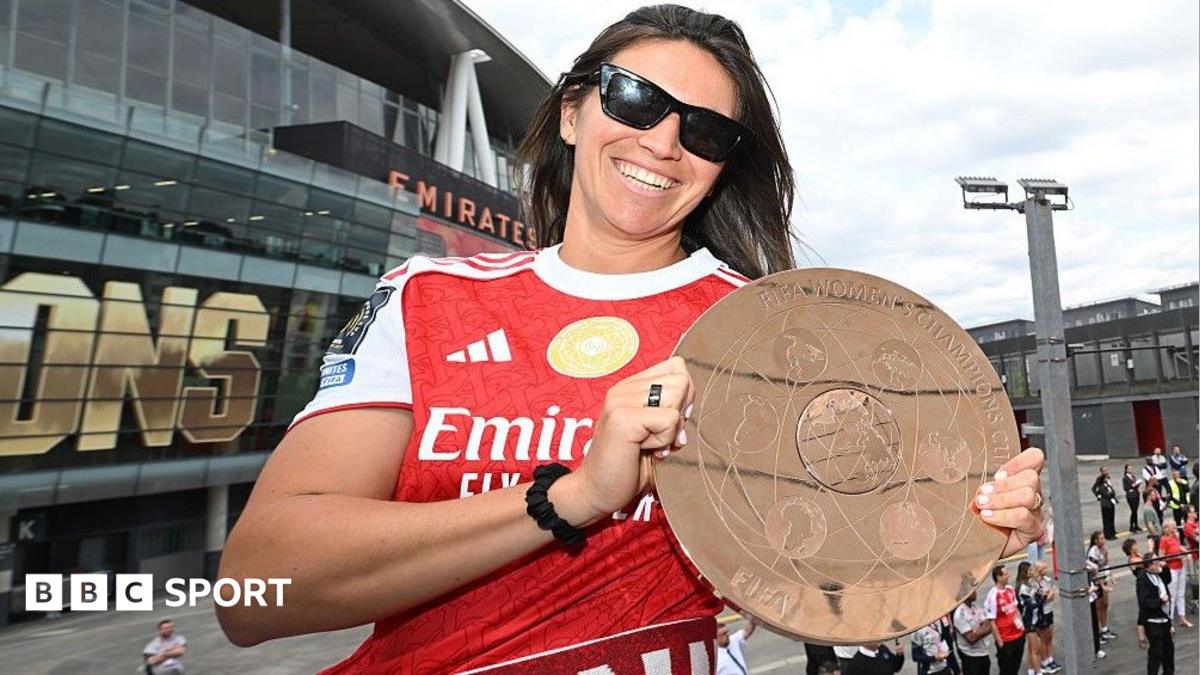 Mariona Caldentey holds the Women's Champions Cup