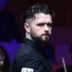 Snooker player Oliver Lines looking at the table