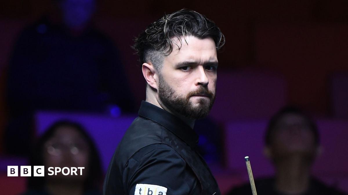 Snooker player Oliver Lines looking at the table