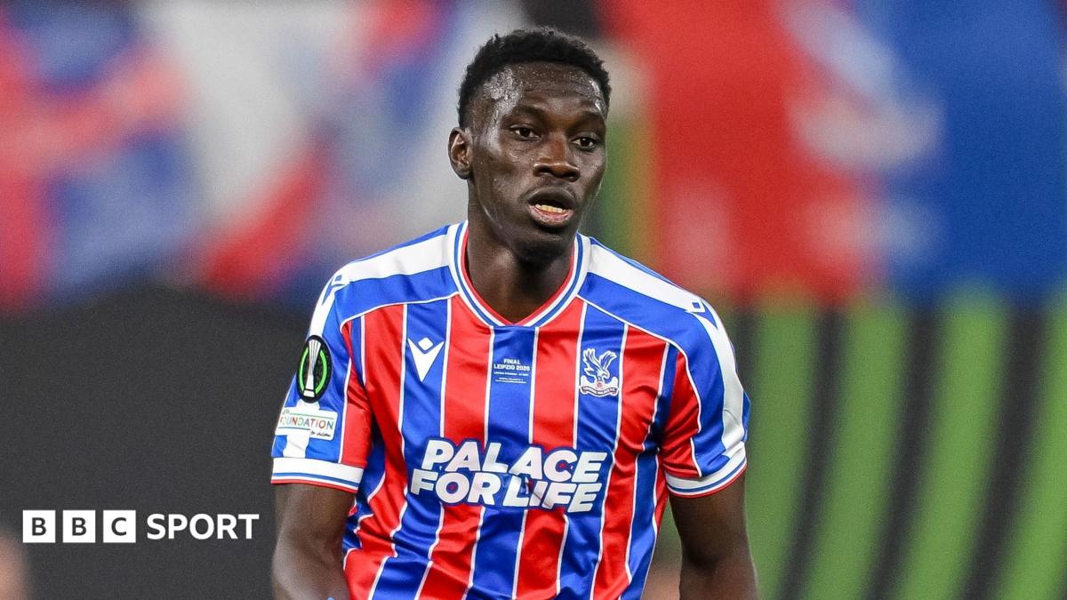 Ismaila Sarr playing for Crystal Palace