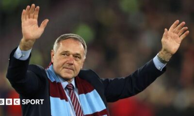 Ludek Miklosko wearing a West Ham scarf and waving