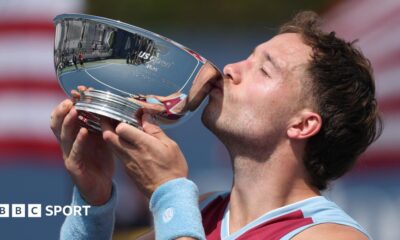 Alfie Hewett kisses the US Open trophy