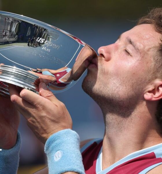 Alfie Hewett kisses the US Open trophy