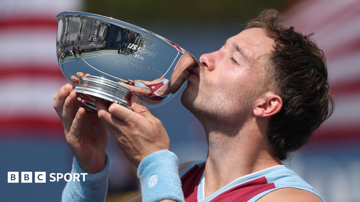 Alfie Hewett kisses the US Open trophy